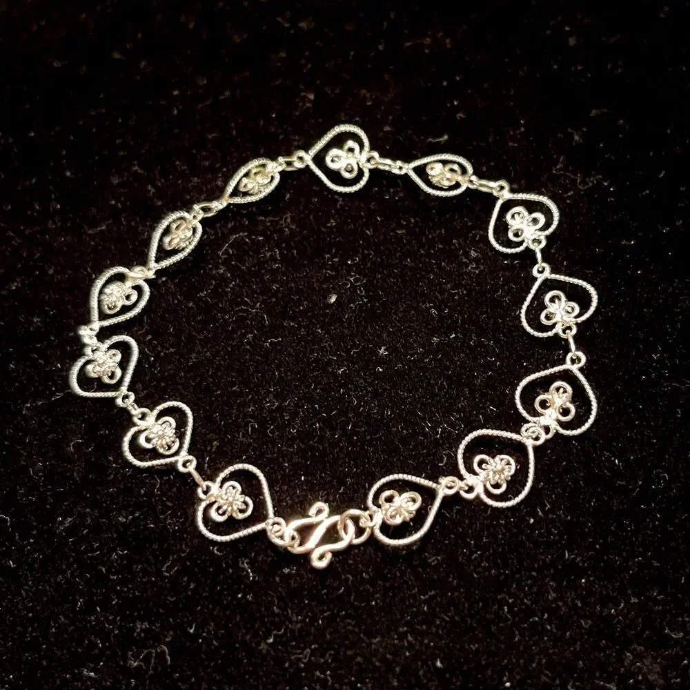 7-inch Silver-Tone Simple Elegant Heart Clasped Timeless Chain Bracelet